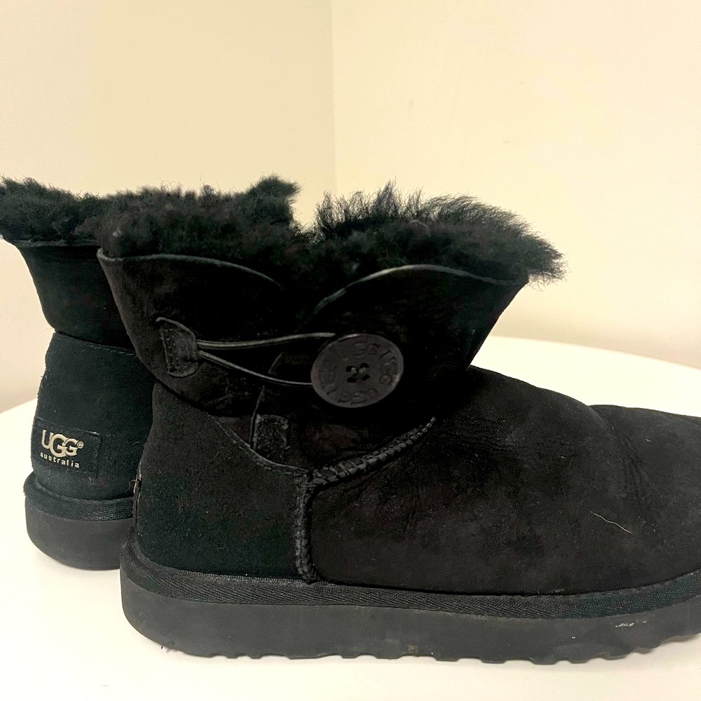 ❄️UGG Women’s mini Bailey Button size 8